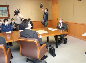 大分県知事へ、脱炭素チャレンジカップ2021「環境大臣賞グランプリ受賞」の報告