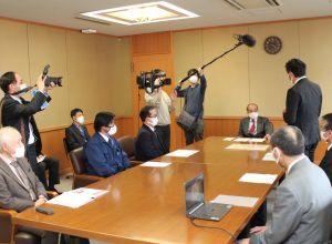 大分県知事へ、脱炭素チャレンジカップ2021「環境大臣賞グランプリ受賞」の報告